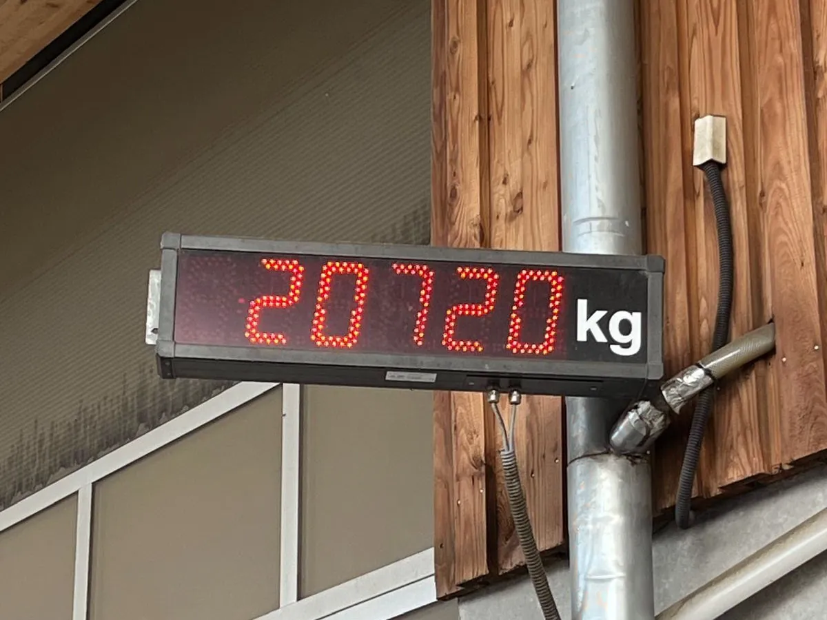 Anzeige der Fahrzeugwaage beim Silomais-Praxisversuch in Bayern